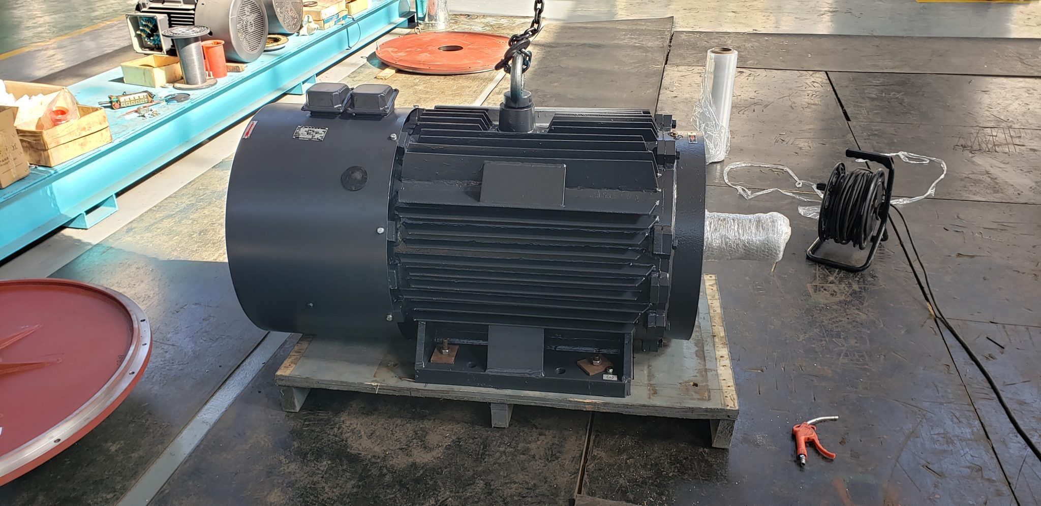Archived industrial motor on its base. The pictured unit is product context and does not establish an extruder installation.